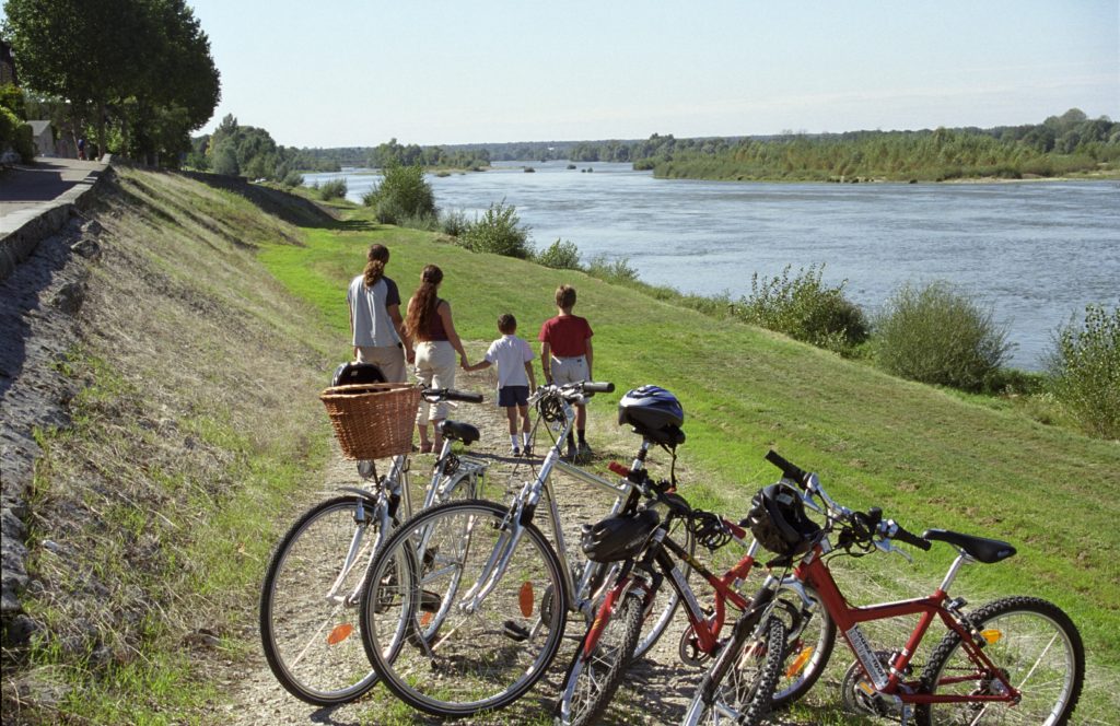 Loire à Vélo. Famille à vélo qui admire la Loire